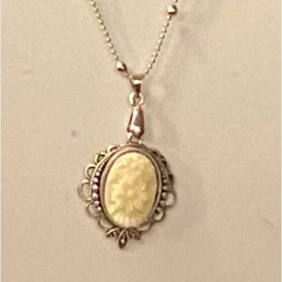 NEW delicate white detailed cabochon pendant on bead chain - Picture 1 of 2